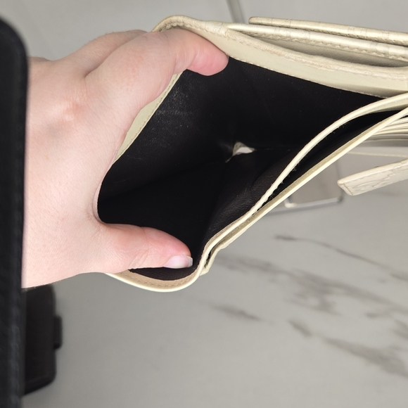 Gucci GG Guccisima Monogram Off White Leather Compact Wallet - Picture 11 of 12